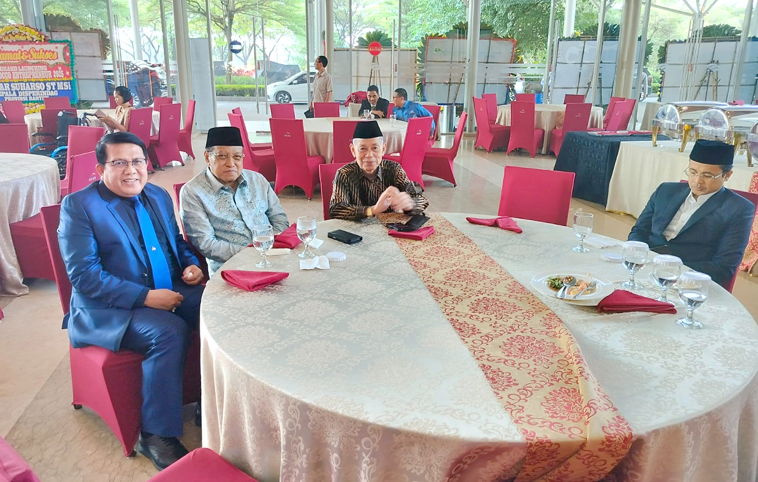 Foto bersama dengan Ketua Umum PBNU Periode 2017, Bapak KH. Said Aqil Siroj dan Bang Anwar Fuadi, Aktor Film dan Selebriti Indonesia, Owner dan Pimpinan Perusahaan, menghadiri undangan pada acara Grand Lounching Bocorocco.